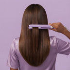 Mujer alisándose el pelo con la mini plancha alisadora SleekLux