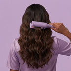 Ondulador plancha de pelo WavyLux con modelo usandolo de espaladas