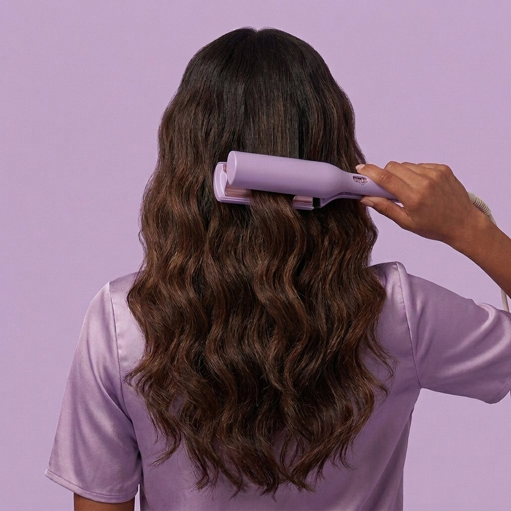 Ondulador plancha de pelo WavyLux con modelo usandolo de espaladas