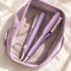 Mini plancha SleekLux y ondulador WavyLux dentro de un neceser de viaje